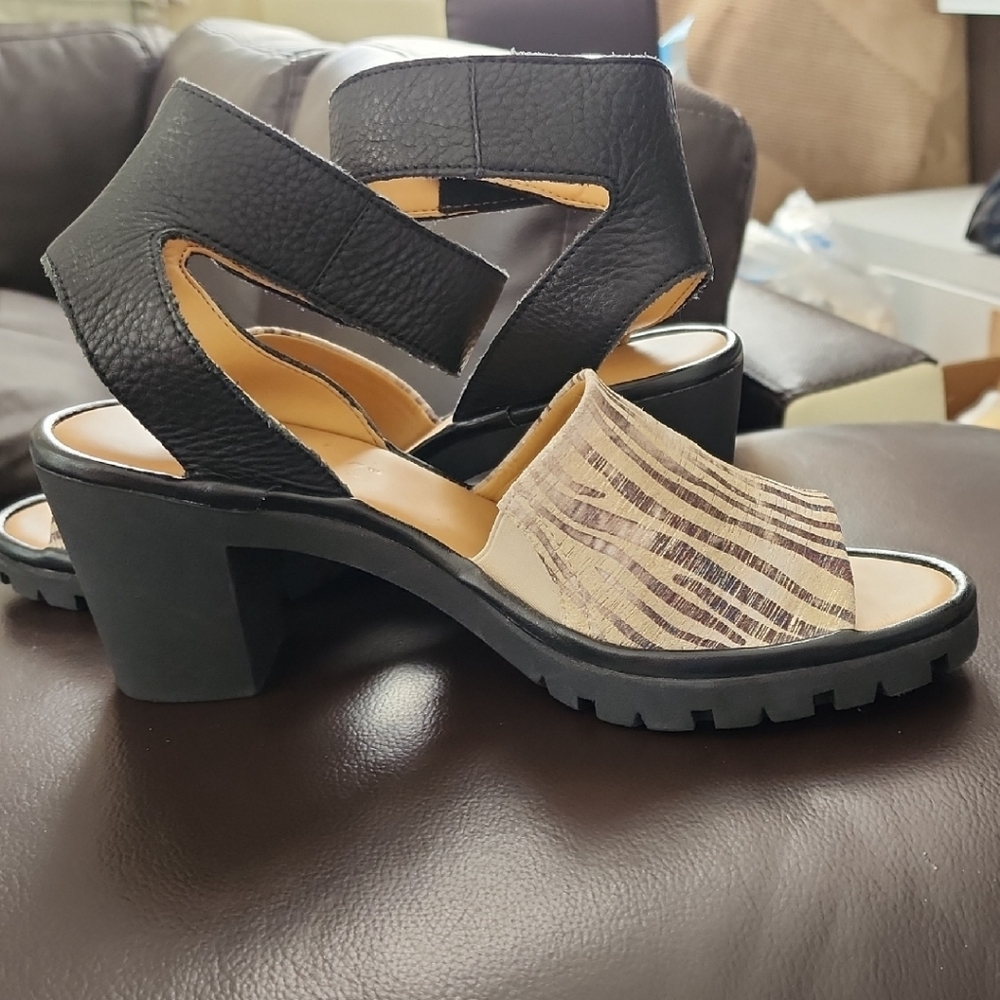 THE FLEXX Comfort Leather Black and Tan Zebra Women's Heel Sandals Sz 8 /39